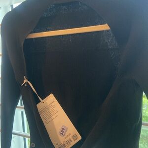 Ribbed twist back turtleneck- very cute top